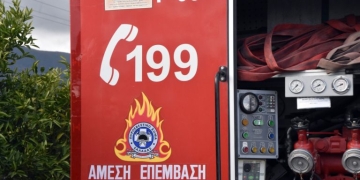 Yπό έλεγχο η φωτιά σε κατάστημα στον Άλιμο: Εκκενώθηκε προληπτικά πολυκατοικία λόγω των καπνών
