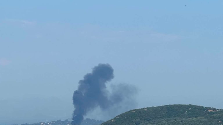 Υπό μερικό έλεγχο η φωτιά στην περιοχή Τεμπλόνι της Κέρκυρας