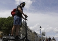 Υποχρεωτικά κράνος και γιλέκο για τα ηλεκτρικά πατίνια στο Παρίσι: Έρχονται τσουχτερά πρόστιμα